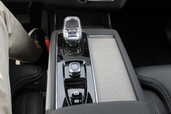 Volvo XC90 T8 455PK Autom Plug-in hybrid AWD Ultra Dark Luchtvering / Massagefunctie voorstoelen / Semi elektrisch wegklapbare trekhaak / Gelamineerd glas / Stoelventilatie / 21" lichtmetalen velgen