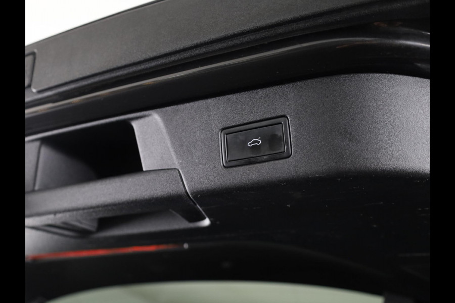 Volkswagen ID.4 Max 77 kWh | Panoramadak | SoH 88,96 % | Navigatie | 360 camera | Apple Carplay/Android Auto | Elek verstelbare stoel(en) | 21" Velgen | Elek Achterklep | Dode hoek Sensoren |