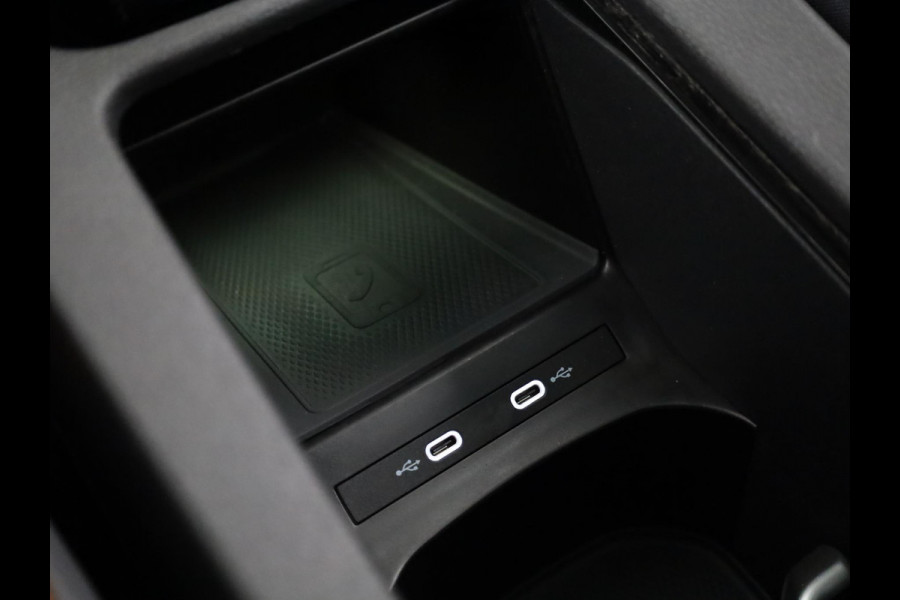 Volkswagen ID.4 Max 77 kWh | Panoramadak | SoH 88,96 % | Navigatie | 360 camera | Apple Carplay/Android Auto | Elek verstelbare stoel(en) | 21" Velgen | Elek Achterklep | Dode hoek Sensoren |
