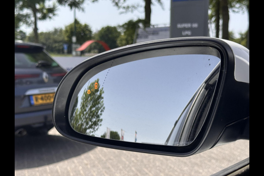 Hyundai Kona EV Premium 64 kWh | SOH: 97,6% | 3 Fase | Full Options | NAP | Leder |  Stoelkoeling & Verwarming | LED | Blind-spot | Lage Km-stand! |