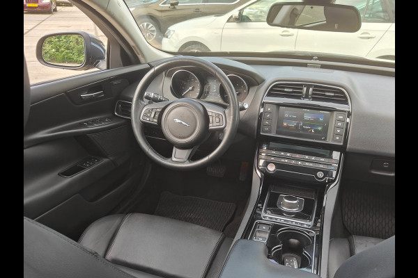 Jaguar XE 2.0 Turbo (240 pk) Prestige | Storm Grey | Panorama | Meridian | Cold Climate Pack