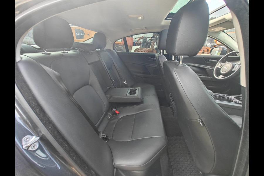 Jaguar XE 2.0 Turbo (240 pk) Prestige | Storm Grey | Panorama | Meridian | Cold Climate Pack