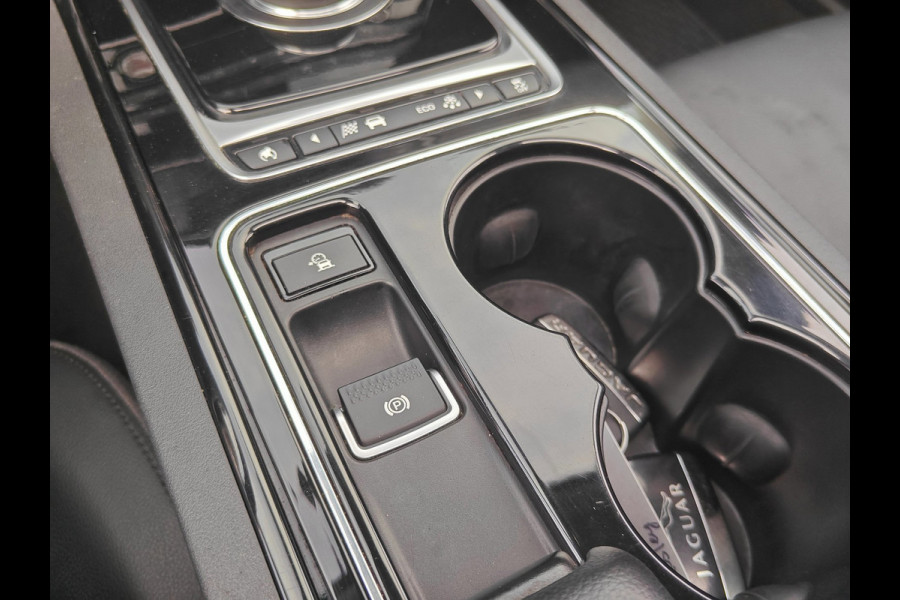 Jaguar XE 2.0 Turbo (240 pk) Prestige | Storm Grey | Panorama | Meridian | Cold Climate Pack
