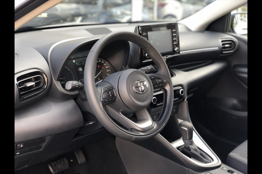 Toyota Yaris 1.5 Hybrid Dynamic Plus | Trekhaak, Dodehoekherkenning, Parkeersensoren, LED, Stoelverwarming