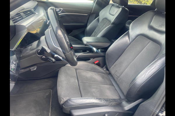 Audi e-tron e-tron 55 quattro advanced 95 kWh / Camera / Half leder / Navigatie / Blackpack / 21'' / Stoelverwarming / DAB / Cruise Control / Rijstrooksensor