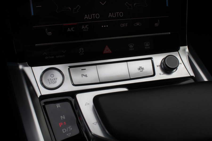 Audi e-tron e-tron 55 quattro advanced 95 kWh / Camera / Half leder / Navigatie / Blackpack / 21'' / Stoelverwarming / DAB / Cruise Control / Rijstrooksensor