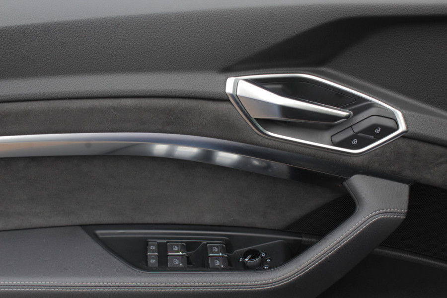 Audi e-tron e-tron 55 quattro advanced 95 kWh / Camera / Half leder / Navigatie / Blackpack / 21'' / Stoelverwarming / DAB / Cruise Control / Rijstrooksensor