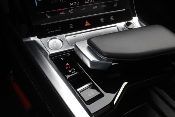 Audi e-tron e-tron 55 quattro advanced 95 kWh / Camera / Half leder / Navigatie / Blackpack / 21'' / Stoelverwarming / DAB / Cruise Control / Rijstrooksensor