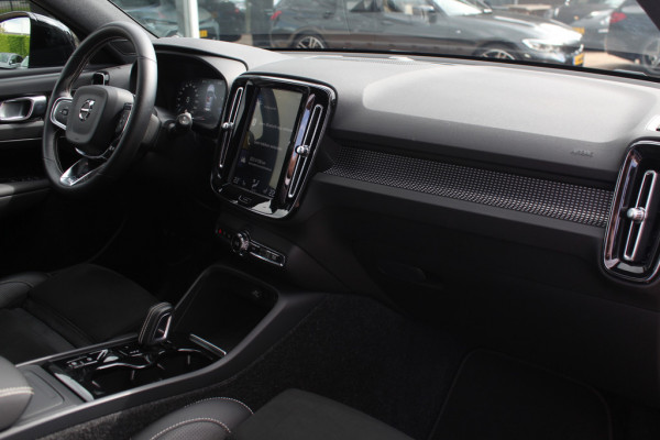 Volvo XC40 1.5 T5 Recharge R-Design 262pk / Full option! / Trekhaak / Panoramadak / 360Camera / Harman Kardon / 19'' / Stoel+Stuurverwarming / CarPlay / Dodehoek / DAB / Cruise Control
