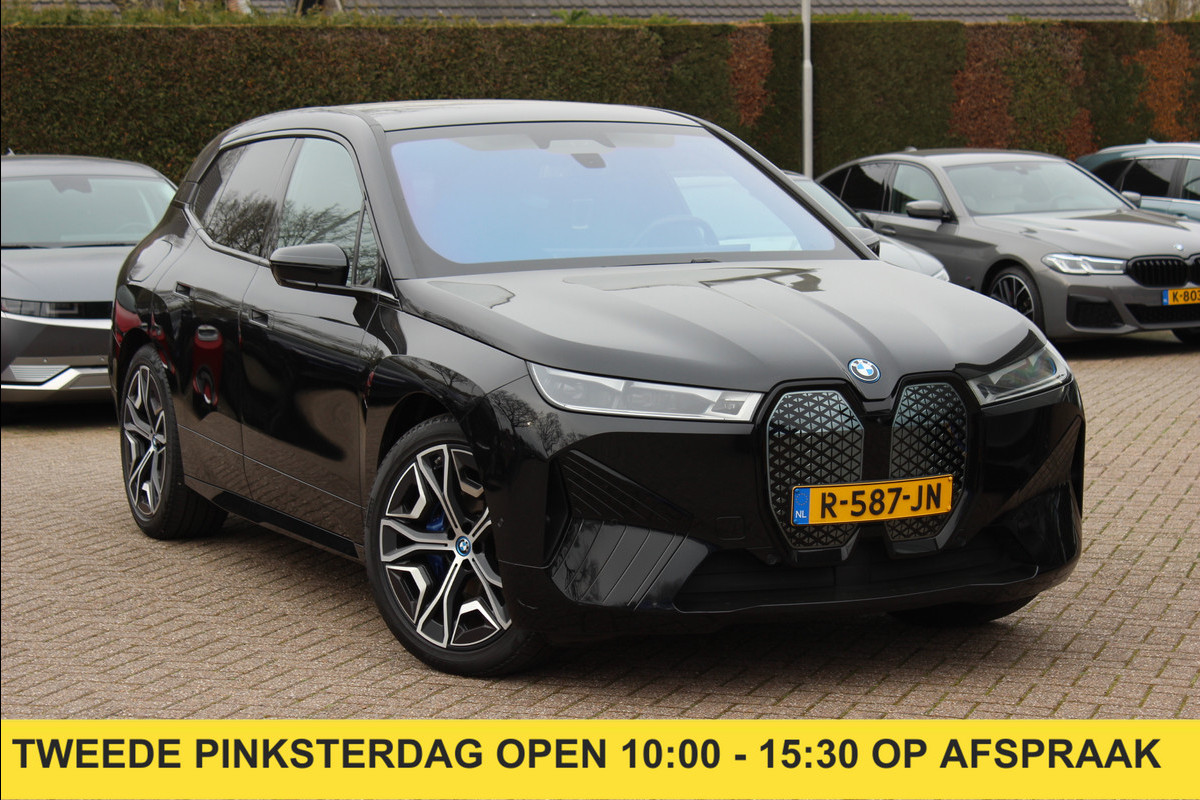 BMW iX xDrive40 Executive 77 kWh / SoH 97,3% / Trekhaak / Panoramadak / 360Camera / Harman Kardon / 22'' / CarPlay / DAB / Dodehoek / ACC