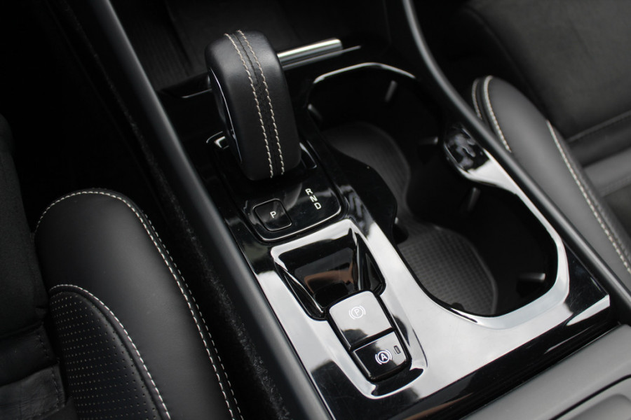 Volvo XC40 1.5 T5 Recharge R-Design 262pk / Full option! / Trekhaak / Panoramadak / 360Camera / Harman Kardon / 19'' / Stoel+Stuurverwarming / CarPlay / Dodehoek / DAB / Cruise Control