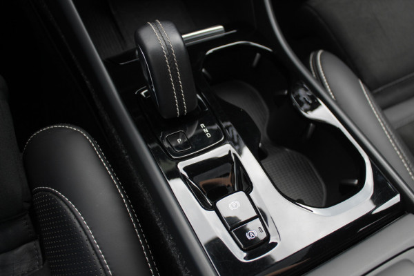 Volvo XC40 1.5 T5 Recharge R-Design 262pk / Full option! / Trekhaak / Panoramadak / 360Camera / Harman Kardon / 19'' / Stoel+Stuurverwarming / CarPlay / Dodehoek / DAB / Cruise Control