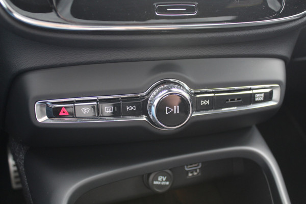 Volvo XC40 1.5 T5 Recharge R-Design 262pk / Full option! / Trekhaak / Panoramadak / 360Camera / Harman Kardon / 19'' / Stoel+Stuurverwarming / CarPlay / Dodehoek / DAB / Cruise Control