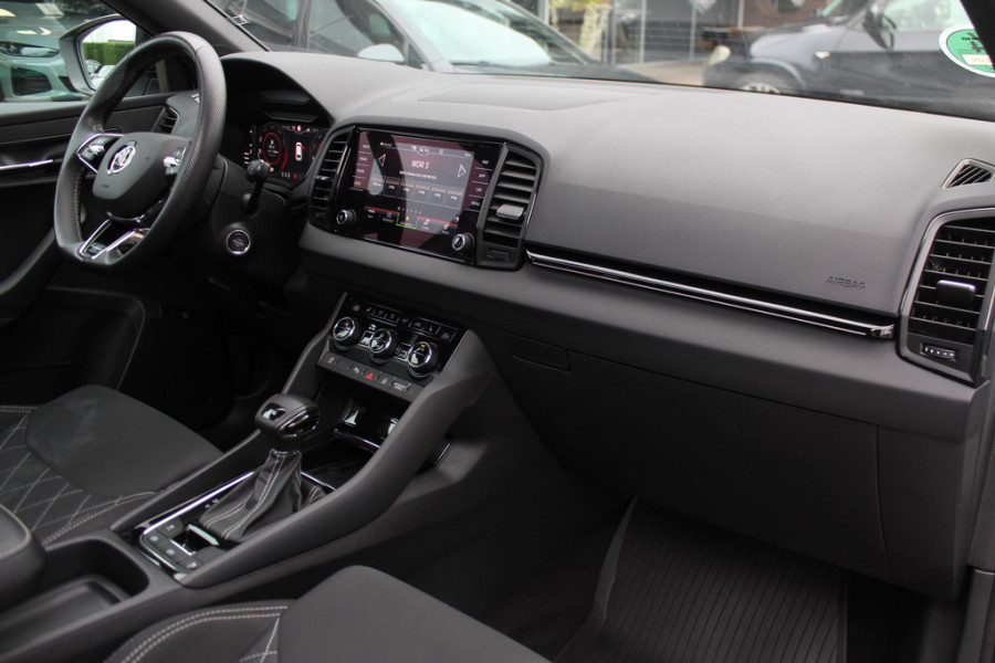 Škoda Karoq 1.5 TSI ACT Sportline Business / Camera / CarPlay / Keyless / 19'' / Stoel+Stuurverwarming / Dodehoek / DAB / ACC