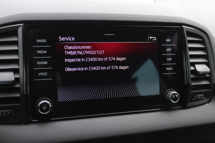Škoda Karoq 1.5 TSI ACT Sportline Business / Camera / CarPlay / Keyless / 19'' / Stoel+Stuurverwarming / Dodehoek / DAB / ACC
