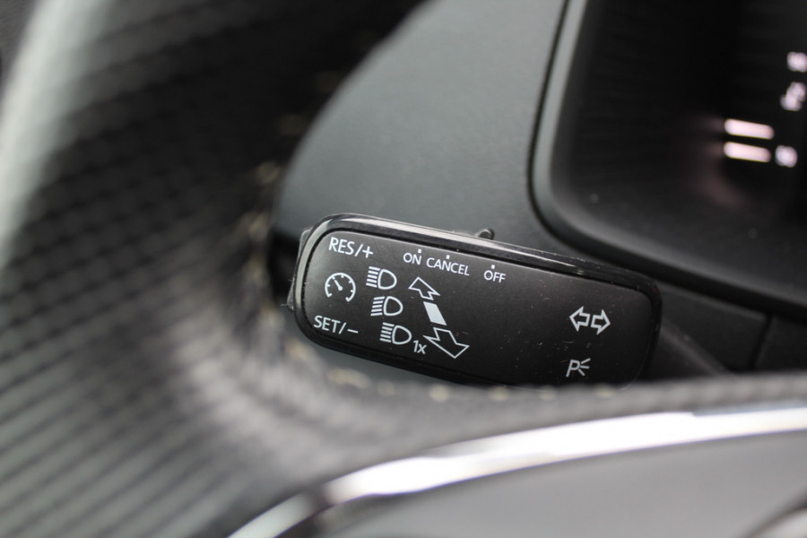 Škoda Karoq 1.5 TSI ACT Sportline Business / Camera / CarPlay / Keyless / 19'' / Stoel+Stuurverwarming / Dodehoek / DAB / ACC