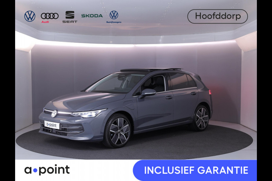 Volkswagen Golf 1.5 eHybrid Style Edition 204 pk Automaat (DSG) | Verlengde garantie | Navigatie | Panoramadak | Trekhaak (wegklapbaar) | Parkeersensoren (Park assist) | Achteruitrijcamera | Stoelverwarming |