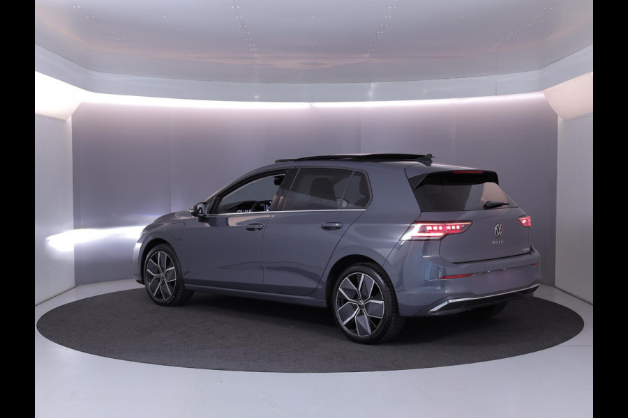 Volkswagen Golf 1.5 eHybrid Style Edition 204 pk Automaat (DSG) | Verlengde garantie | Navigatie | Panoramadak | Trekhaak (wegklapbaar) | Parkeersensoren (Park assist) | Achteruitrijcamera | Stoelverwarming |