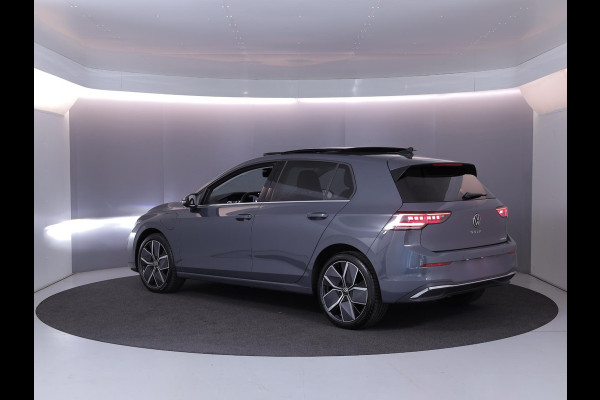 Volkswagen Golf 1.5 eHybrid Style Edition 204 pk Automaat (DSG) | Verlengde garantie | Navigatie | Panoramadak | Trekhaak (wegklapbaar) | Parkeersensoren (Park assist) | Achteruitrijcamera | Stoelverwarming |