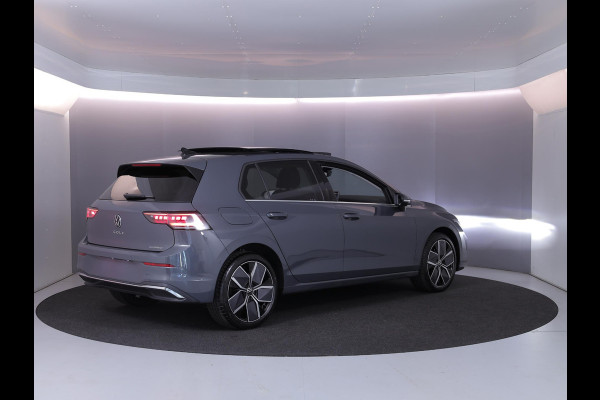 Volkswagen Golf 1.5 eHybrid Style Edition 204 pk Automaat (DSG) | Verlengde garantie | Navigatie | Panoramadak | Trekhaak (wegklapbaar) | Parkeersensoren (Park assist) | Achteruitrijcamera | Stoelverwarming |