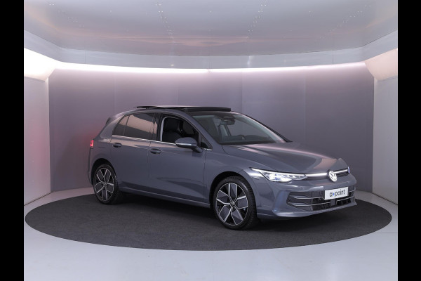 Volkswagen Golf 1.5 eHybrid Style Edition 204 pk Automaat (DSG) | Verlengde garantie | Navigatie | Panoramadak | Trekhaak (wegklapbaar) | Parkeersensoren (Park assist) | Achteruitrijcamera | Stoelverwarming |