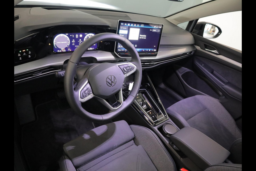 Volkswagen Golf 1.5 eHybrid Style Edition 204 pk Automaat (DSG) | Verlengde garantie | Navigatie | Panoramadak | Trekhaak (wegklapbaar) | Parkeersensoren (Park assist) | Achteruitrijcamera | Stoelverwarming |