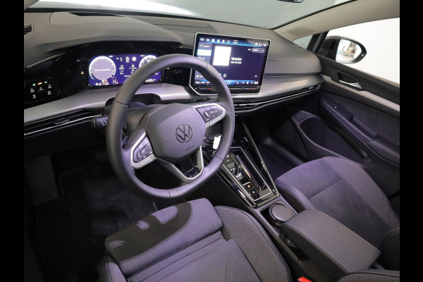 Volkswagen Golf 1.5 eHybrid Style Edition 204 pk Automaat (DSG) | Verlengde garantie | Navigatie | Panoramadak | Trekhaak (wegklapbaar) | Parkeersensoren (Park assist) | Achteruitrijcamera | Stoelverwarming |