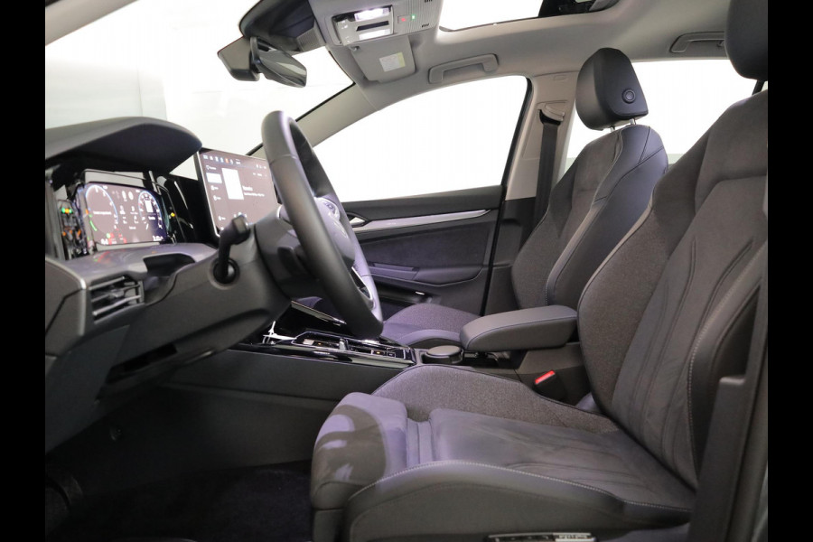 Volkswagen Golf 1.5 eHybrid Style Edition 204 pk Automaat (DSG) | Verlengde garantie | Navigatie | Panoramadak | Trekhaak (wegklapbaar) | Parkeersensoren (Park assist) | Achteruitrijcamera | Stoelverwarming |