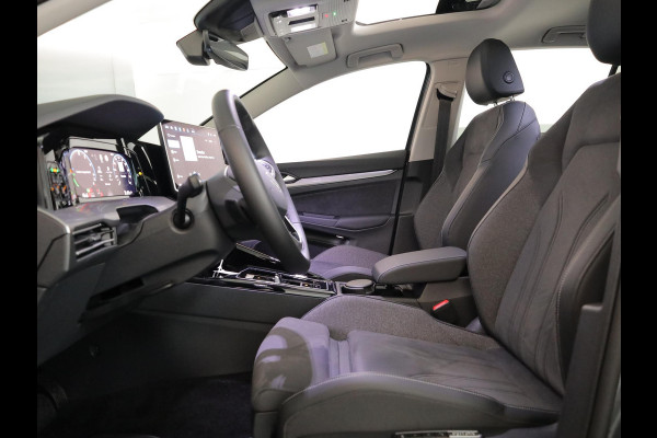 Volkswagen Golf 1.5 eHybrid Style Edition 204 pk Automaat (DSG) | Verlengde garantie | Navigatie | Panoramadak | Trekhaak (wegklapbaar) | Parkeersensoren (Park assist) | Achteruitrijcamera | Stoelverwarming |