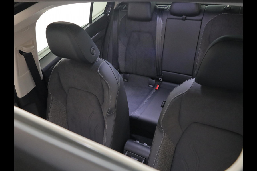 Volkswagen Golf 1.5 eHybrid Style Edition 204 pk Automaat (DSG) | Verlengde garantie | Navigatie | Panoramadak | Trekhaak (wegklapbaar) | Parkeersensoren (Park assist) | Achteruitrijcamera | Stoelverwarming |