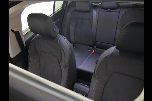 Volkswagen Golf 1.5 eHybrid Style Edition 204 pk Automaat (DSG) | Verlengde garantie | Navigatie | Panoramadak | Trekhaak (wegklapbaar) | Parkeersensoren (Park assist) | Achteruitrijcamera | Stoelverwarming |