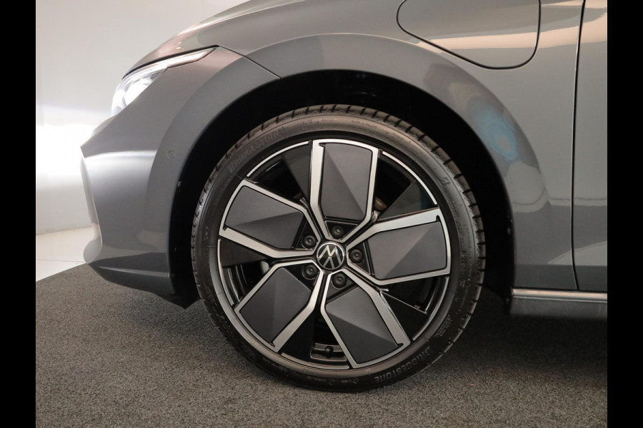 Volkswagen Golf 1.5 eHybrid Style Edition 204 pk Automaat (DSG) | Verlengde garantie | Navigatie | Panoramadak | Trekhaak (wegklapbaar) | Parkeersensoren (Park assist) | Achteruitrijcamera | Stoelverwarming |