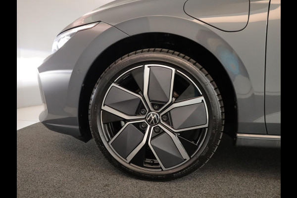 Volkswagen Golf 1.5 eHybrid Style Edition 204 pk Automaat (DSG) | Verlengde garantie | Navigatie | Panoramadak | Trekhaak (wegklapbaar) | Parkeersensoren (Park assist) | Achteruitrijcamera | Stoelverwarming |