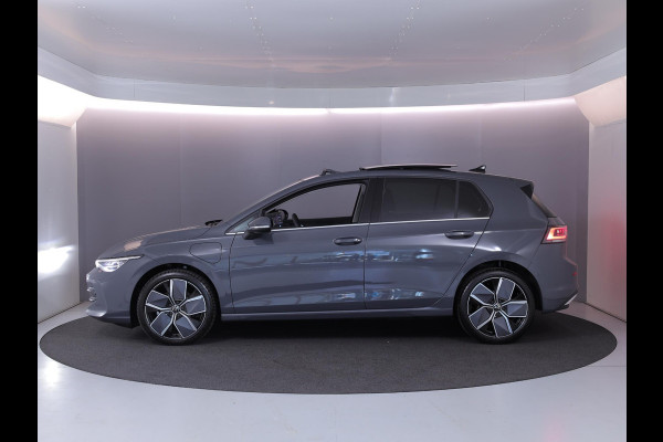 Volkswagen Golf 1.5 eHybrid Style Edition 204 pk Automaat (DSG) | Verlengde garantie | Navigatie | Panoramadak | Trekhaak (wegklapbaar) | Parkeersensoren (Park assist) | Achteruitrijcamera | Stoelverwarming |