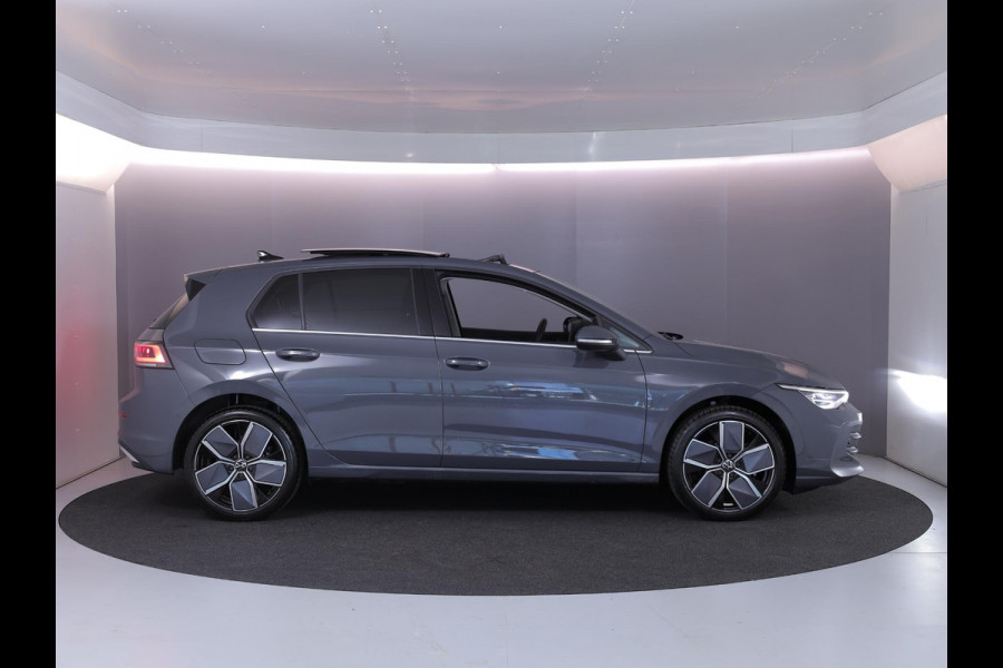 Volkswagen Golf 1.5 eHybrid Style Edition 204 pk Automaat (DSG) | Verlengde garantie | Navigatie | Panoramadak | Trekhaak (wegklapbaar) | Parkeersensoren (Park assist) | Achteruitrijcamera | Stoelverwarming |