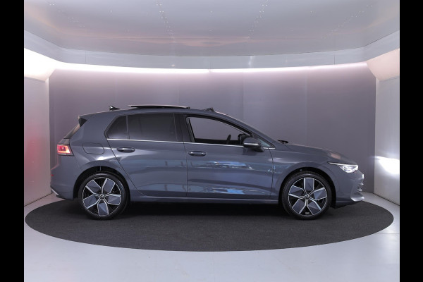 Volkswagen Golf 1.5 eHybrid Style Edition 204 pk Automaat (DSG) | Verlengde garantie | Navigatie | Panoramadak | Trekhaak (wegklapbaar) | Parkeersensoren (Park assist) | Achteruitrijcamera | Stoelverwarming |