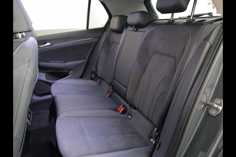 Volkswagen Golf 1.5 eHybrid Style Edition 204 pk Automaat (DSG) | Verlengde garantie | Navigatie | Panoramadak | Trekhaak (wegklapbaar) | Parkeersensoren (Park assist) | Achteruitrijcamera | Stoelverwarming |