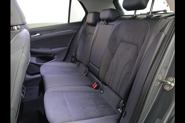 Volkswagen Golf 1.5 eHybrid Style Edition 204 pk Automaat (DSG) | Verlengde garantie | Navigatie | Panoramadak | Trekhaak (wegklapbaar) | Parkeersensoren (Park assist) | Achteruitrijcamera | Stoelverwarming |