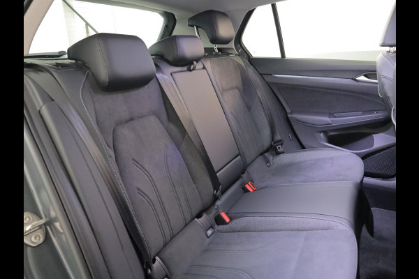 Volkswagen Golf 1.5 eHybrid Style Edition 204 pk Automaat (DSG) | Verlengde garantie | Navigatie | Panoramadak | Trekhaak (wegklapbaar) | Parkeersensoren (Park assist) | Achteruitrijcamera | Stoelverwarming |