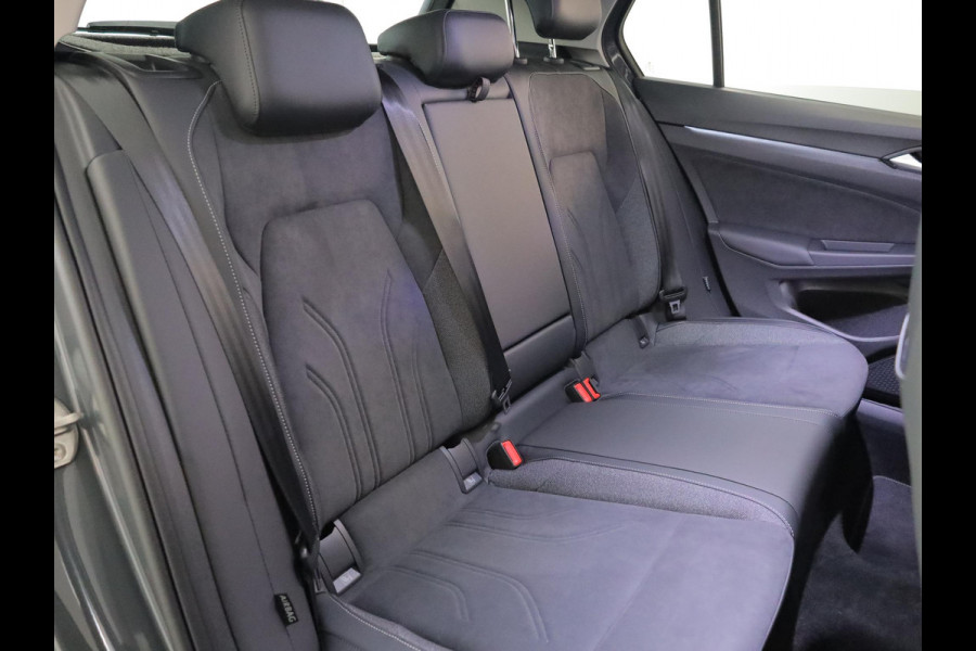 Volkswagen Golf 1.5 eHybrid Style Edition 204 pk Automaat (DSG) | Verlengde garantie | Navigatie | Panoramadak | Trekhaak (wegklapbaar) | Parkeersensoren (Park assist) | Achteruitrijcamera | Stoelverwarming |