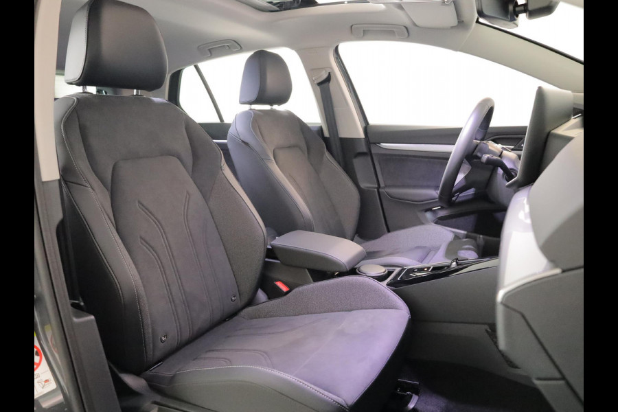 Volkswagen Golf 1.5 eHybrid Style Edition 204 pk Automaat (DSG) | Verlengde garantie | Navigatie | Panoramadak | Trekhaak (wegklapbaar) | Parkeersensoren (Park assist) | Achteruitrijcamera | Stoelverwarming |