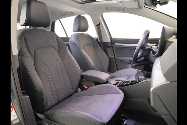 Volkswagen Golf 1.5 eHybrid Style Edition 204 pk Automaat (DSG) | Verlengde garantie | Navigatie | Panoramadak | Trekhaak (wegklapbaar) | Parkeersensoren (Park assist) | Achteruitrijcamera | Stoelverwarming |
