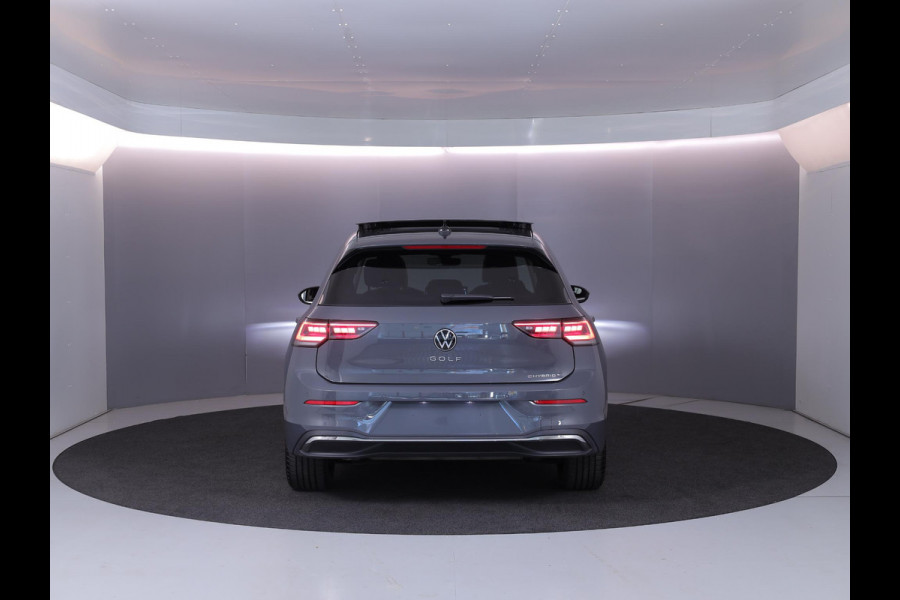 Volkswagen Golf 1.5 eHybrid Style Edition 204 pk Automaat (DSG) | Verlengde garantie | Navigatie | Panoramadak | Trekhaak (wegklapbaar) | Parkeersensoren (Park assist) | Achteruitrijcamera | Stoelverwarming |
