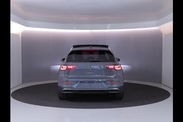 Volkswagen Golf 1.5 eHybrid Style Edition 204 pk Automaat (DSG) | Verlengde garantie | Navigatie | Panoramadak | Trekhaak (wegklapbaar) | Parkeersensoren (Park assist) | Achteruitrijcamera | Stoelverwarming |