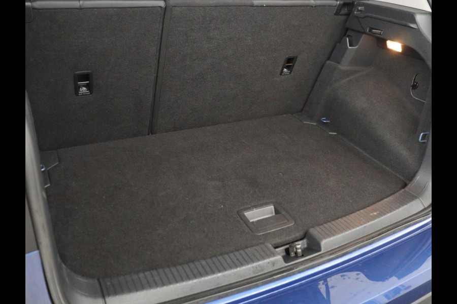 Volkswagen T-Cross 1.0 TSI Life | Trekhaak | Carplay | Virtual Cockpit | Side Assist | Navigatie | Sportstoelen | Adaptive cruise | Getint glas | Regen-/lichtsensor