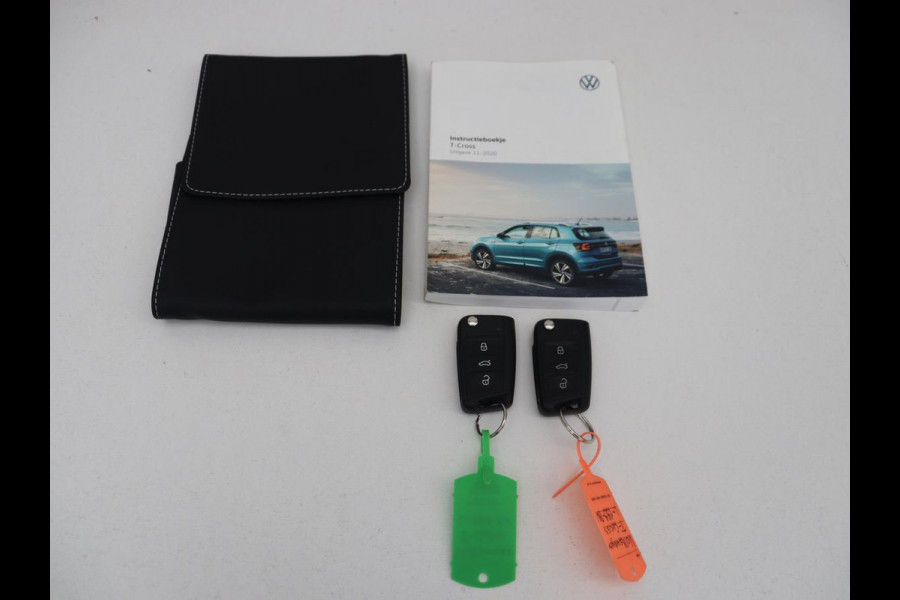 Volkswagen T-Cross 1.0 TSI Life | Trekhaak | Carplay | Virtual Cockpit | Side Assist | Navigatie | Sportstoelen | Adaptive cruise | Getint glas | Regen-/lichtsensor
