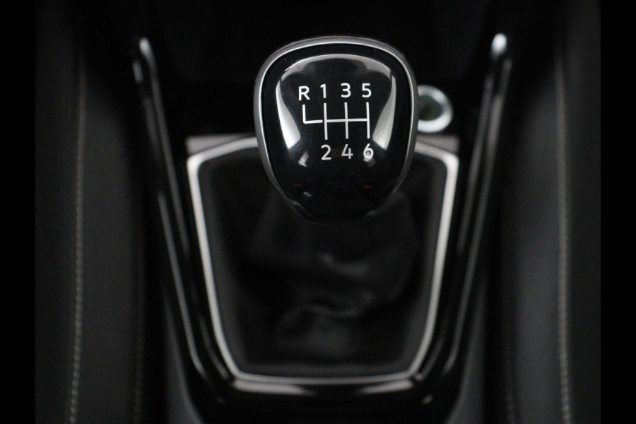 Volkswagen T-Cross 1.0 TSI Life | Trekhaak | Carplay | Virtual Cockpit | Side Assist | Navigatie | Sportstoelen | Adaptive cruise | Getint glas | Regen-/lichtsensor