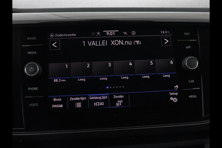 Volkswagen T-Cross 1.0 TSI Life | Trekhaak | Carplay | Virtual Cockpit | Side Assist | Navigatie | Sportstoelen | Adaptive cruise | Getint glas | Regen-/lichtsensor