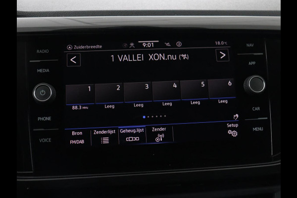 Volkswagen T-Cross 1.0 TSI Life | Trekhaak | Carplay | Virtual Cockpit | Side Assist | Navigatie | Sportstoelen | Adaptive cruise | Getint glas | Regen-/lichtsensor