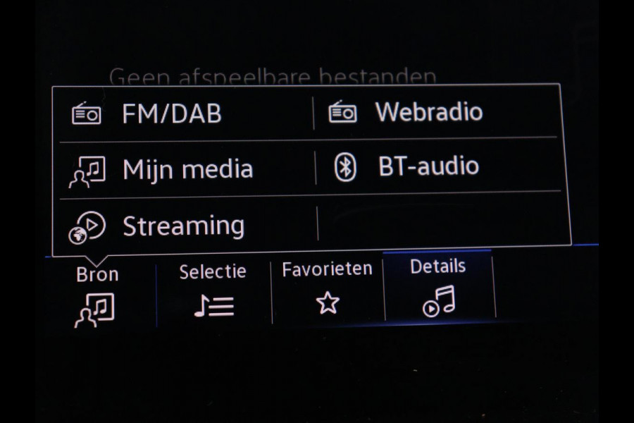 Volkswagen T-Cross 1.0 TSI Life | Trekhaak | Carplay | Virtual Cockpit | Side Assist | Navigatie | Sportstoelen | Adaptive cruise | Getint glas | Regen-/lichtsensor